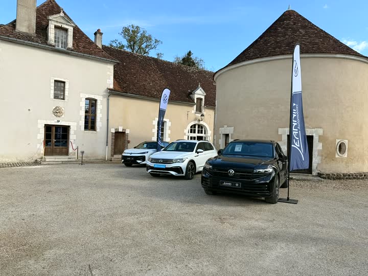 Voitures exposées dans la cour du château