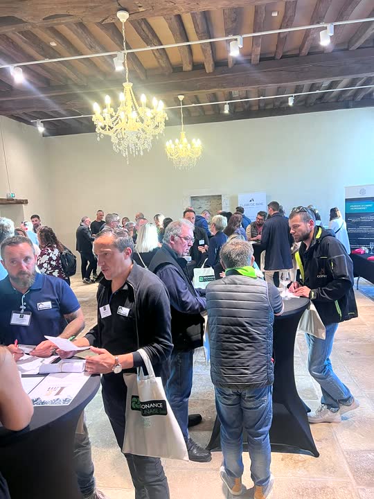 Échanges entre participants pendant une soirée
