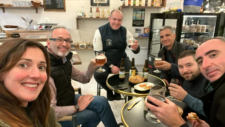 Membres réunis autour d’un verre chez Plan B