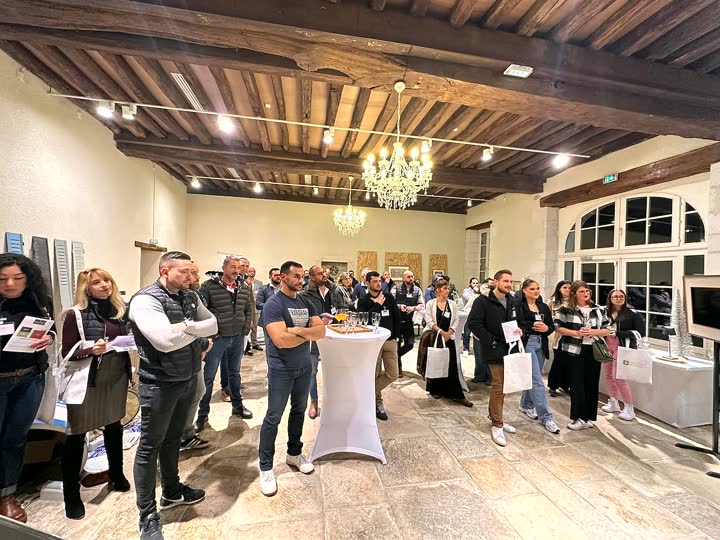 Les invités réunis dans la salle de réception