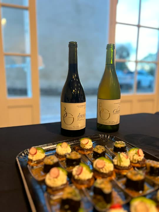 Bouteilles de Brice Garlan, vigneron membre du club, et bouchées apéritives